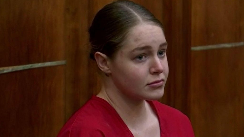 OnlyFans model Courtney Clenney accused of stabbing her boyfriend to death in 2022 reaches plea deal — CBS Miami, Aventura Real Estate news