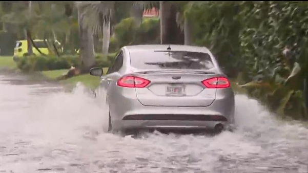 Heavy rain leaves flooded streets, hazardous driving conditions in Broward County — CBS Miami, Aventura Community news