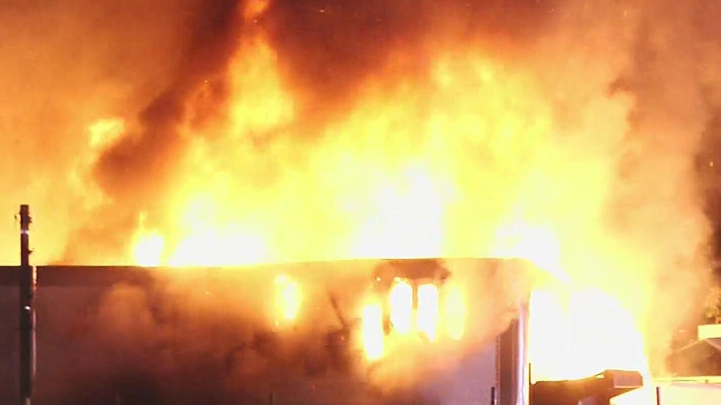 Video shows intense fire that broke out at mobile home in West Little River — CBS Miami, Aventura Community news