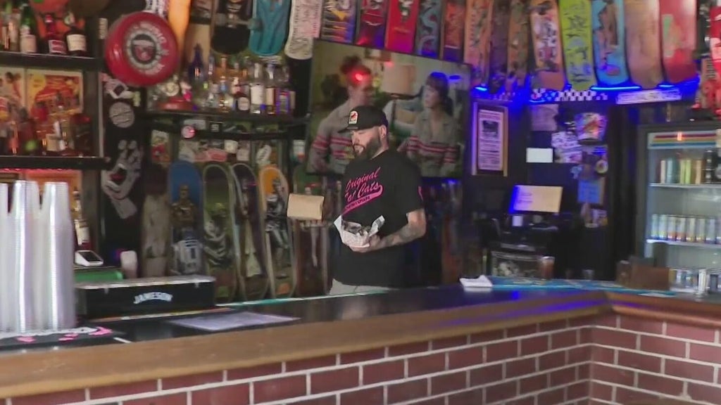 Fort Lauderdale proposes earlier closing times for downtown bars, facing pushback from business owners — CBS Miami, Aventura Dining news