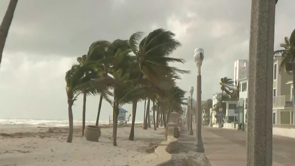 Strong wind, king tides send water surging inland leading to coastal flooding across South Florida โ CBS Miami, Aventura Business news