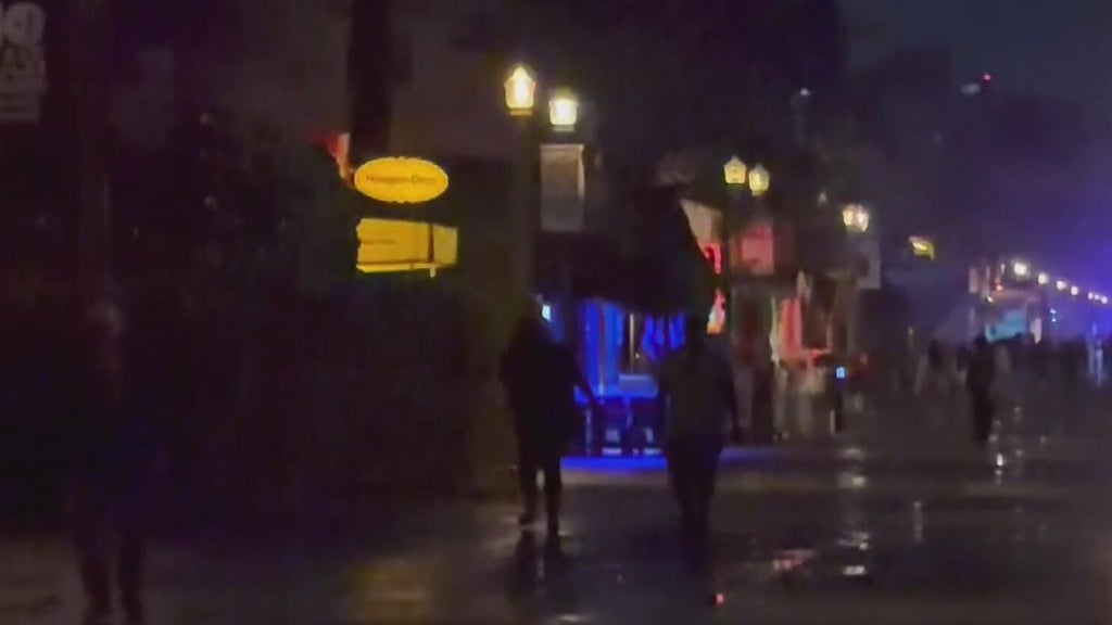 King tides, heavy wind, and coastal flooding impacts South Florida on a soggy Sunday — CBS Miami, Aventura Community news