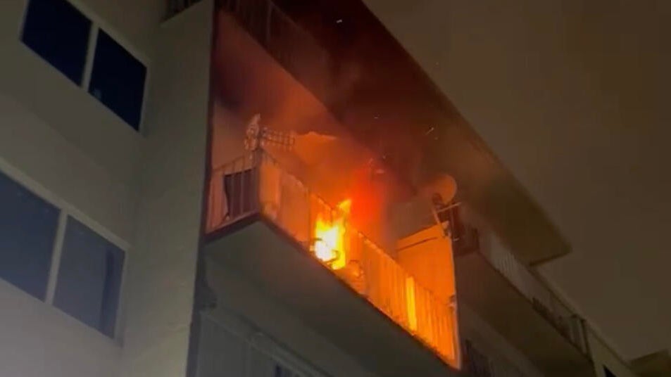 Miami apartment fire displaces 15 residents, two transported with smoke inhalation, officials say β Aventura Health news