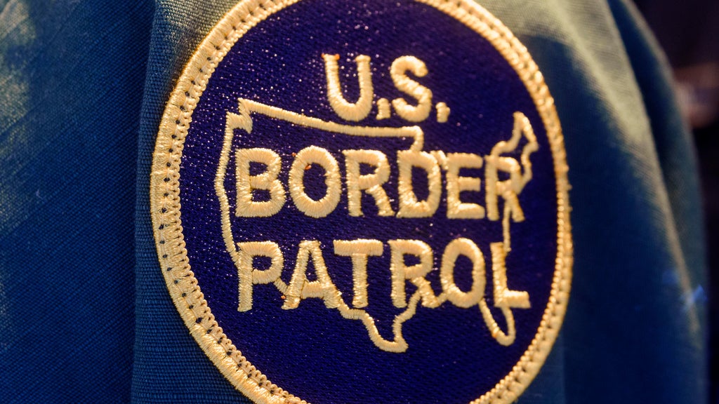 Border Patrol agents spotted at Florida early voting site were trying to cast ballots, election official says — CBS Miami, Aventura Sports news