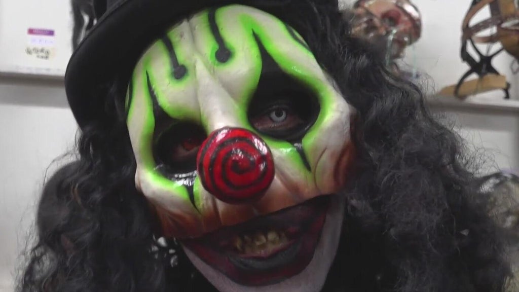 South Florida scare actor sells ice by day, haunts by night — CBS Miami, Aventura Sports news