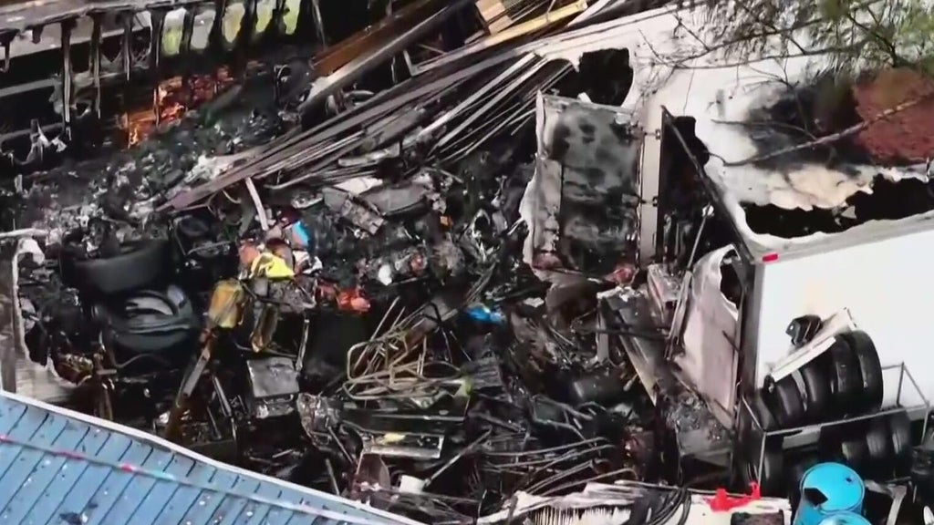 Pets survive massive mobile home fire in West Little River — CBS Miami, Aventura Community news