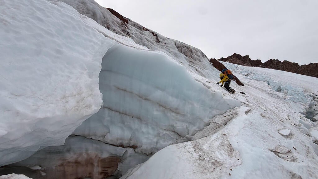 Florida man injured climbing California's Mount Shasta rescued after 2 nights in freezing temps — CBS Miami, Aventura Health news