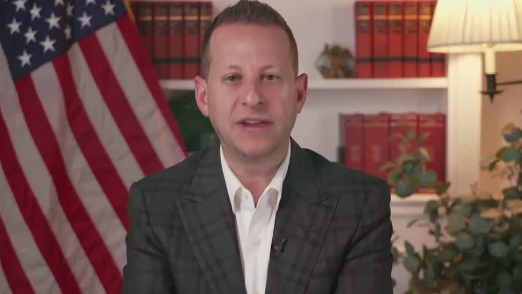 Man arrested in Palm Beach County for threatening voicemail against Rep. Jared Moskowitz — CBS Miami, Aventura Community news