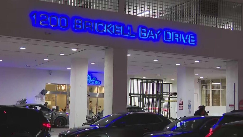 Brickell condo owner calls building an "illegal hotel" as Miami issues notice of violation — CBS Miami, Aventura Real Estate news