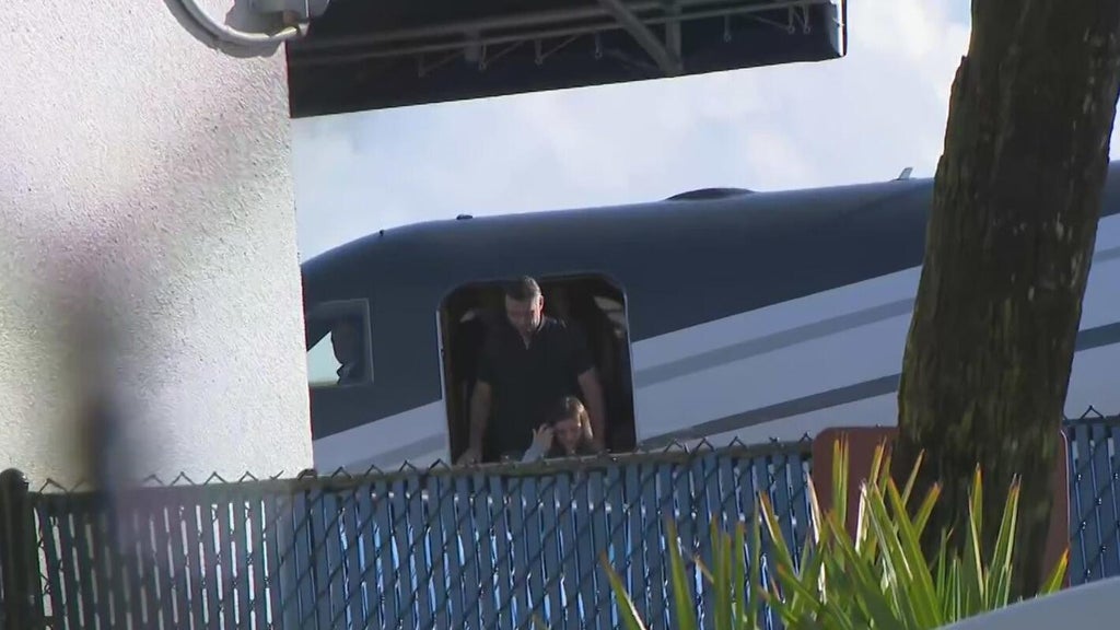 Defeated Brazilian presidential candidate Flávio Bolsonaro lands in Miami with family — Aventura Community news