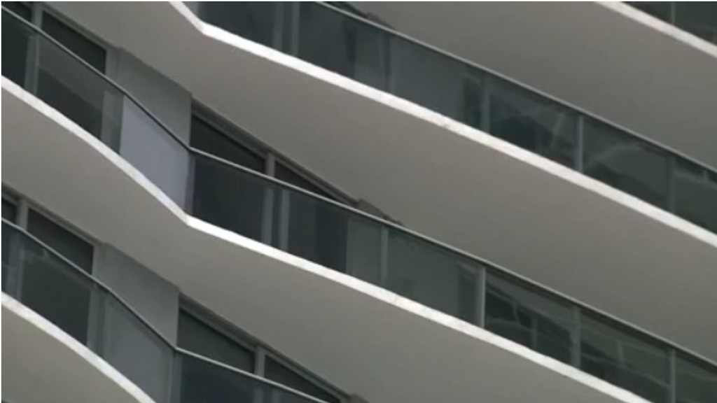 9th floor balcony fire at Miami high-rise forces man and his 2 dogs to flee building early in the morning — CBS Miami, Aventura Community news
