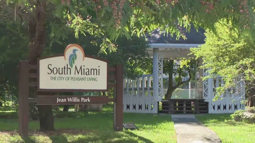 South Miami residents urge city leaders to keep historic park in place amid redevelopment plans — CBS Miami, Aventura Government news