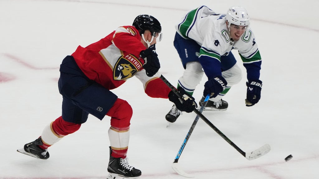 Brady Tkachuk's overtime goal completes second straight natural hat trick in Panthers' 3-2 win — CBS Miami, Aventura Sports news
