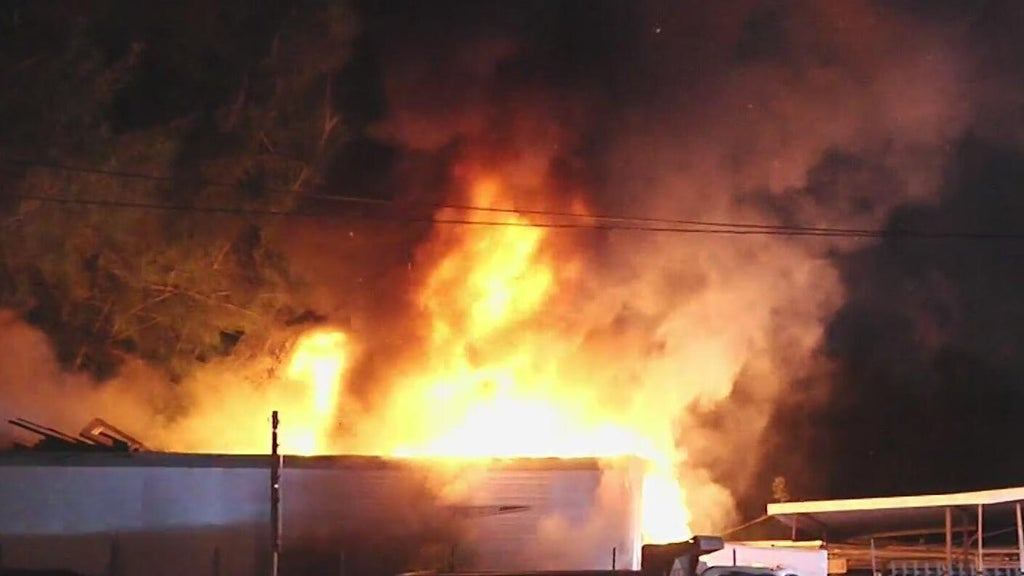 Massive fire breaks out at mobile home in West Little River — CBS Miami, Aventura Community news