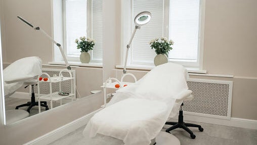 Homeless man arrested after breaking into South Florida plastic surgery clinic, stealing food and breast implant — CBS Miami, Aventura Real Estate news