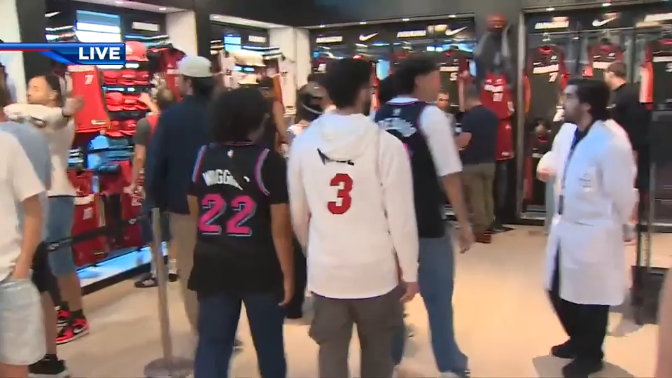 Heat fans show up in droves for merch at Kaseya Center ahead of season opener — WSVN 7 Miami-Dade, Aventura Business news