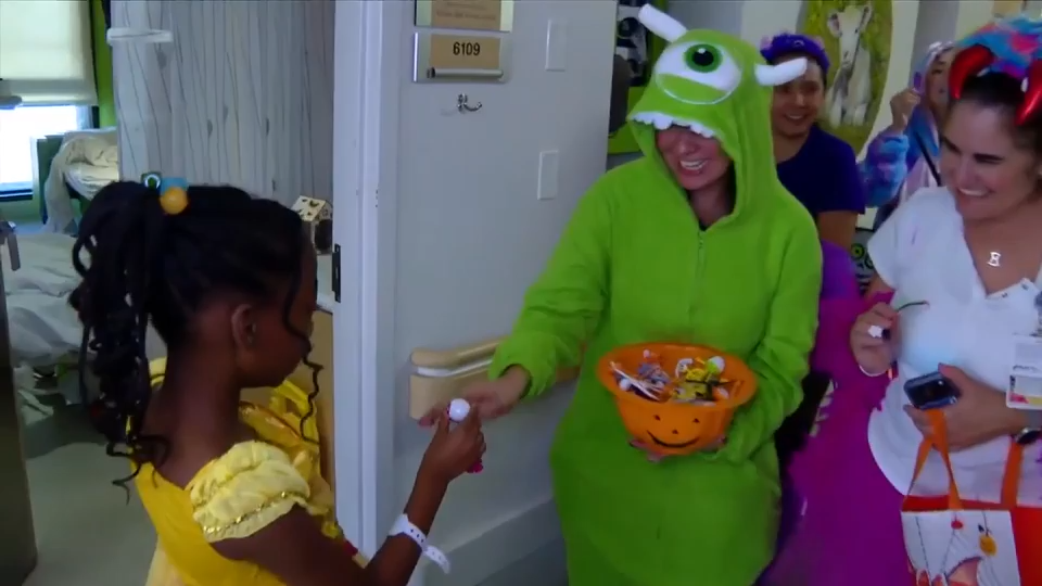 Holtz Children’s Hospital brings early Halloween treat for young patients — WSVN 7 Miami-Dade